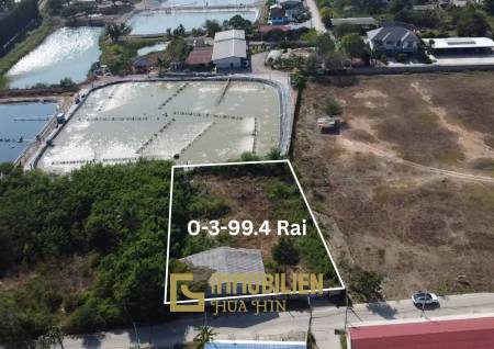 Земельный участок площадью 1597 кв. м с небольшим домом.