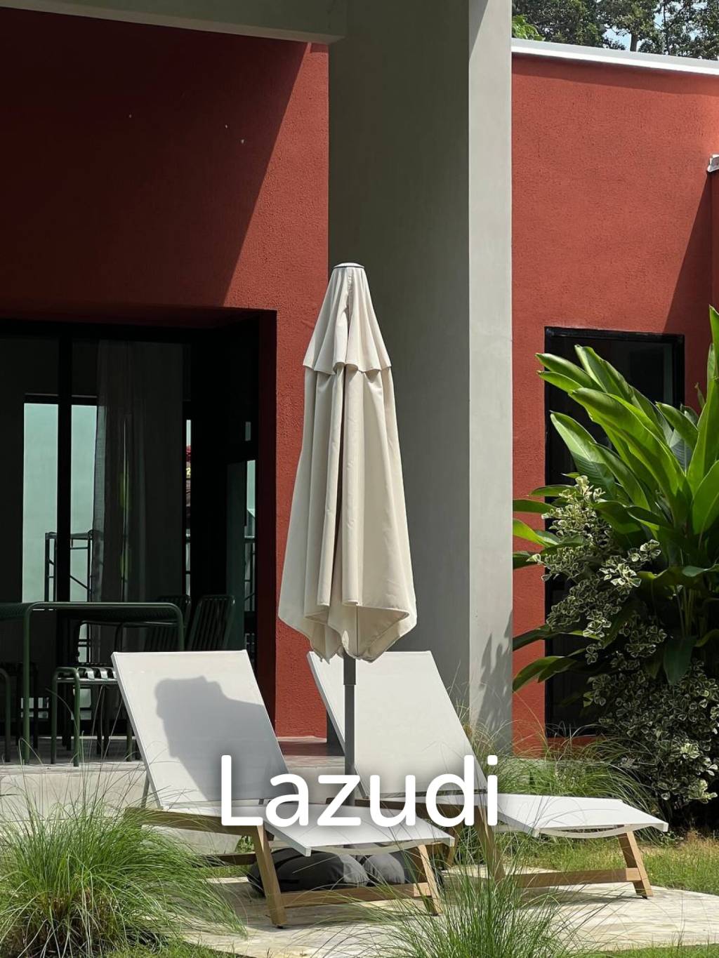 Designer villa with separate guest studio