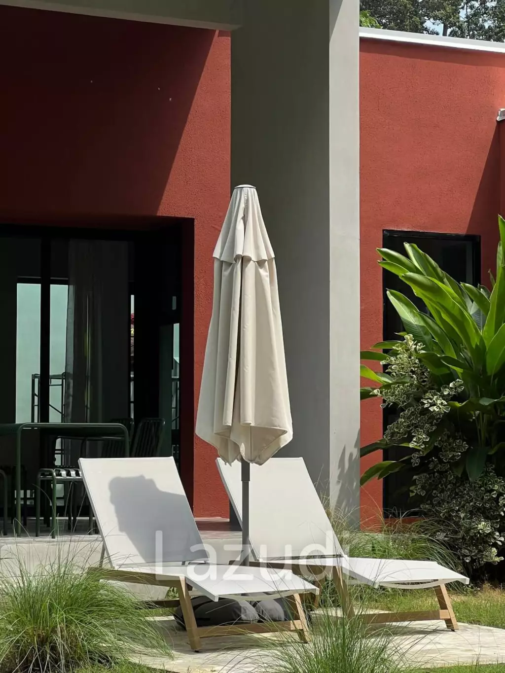 Designer villa with separate guest studio