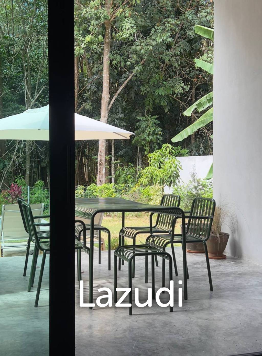 Designer villa with separate guest studio