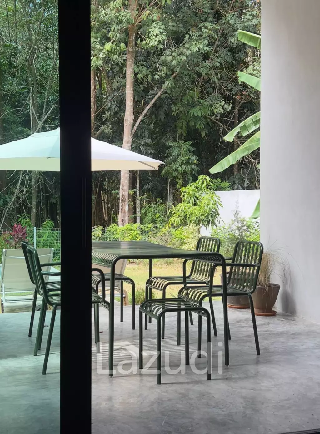 Designer villa with separate guest studio