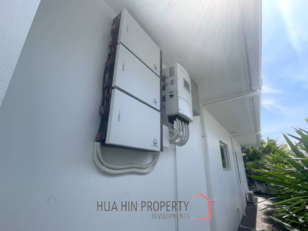 12.5 kW Solar incl. 3 Batteries / 229 Sqm living space / private Pool