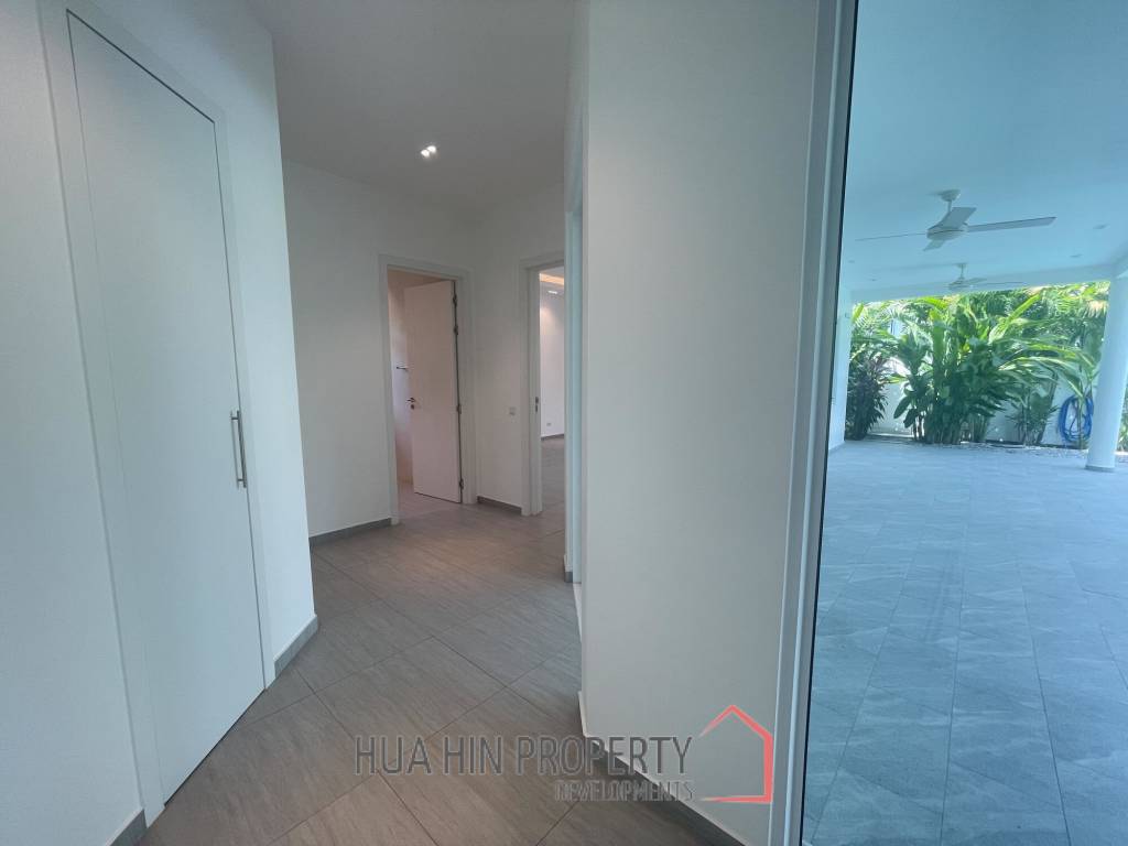 12.5 kW Solar incl. 3 Batteries / 229 Sqm living space / private Pool