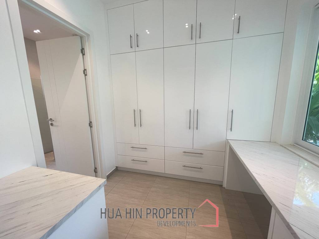 12.5 kW Solar incl. 3 Batteries / 229 Sqm living space / private Pool