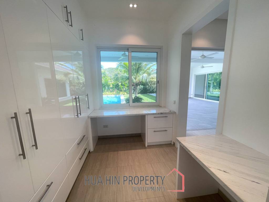 12.5 kW Solar incl. 3 Batteries / 229 Sqm living space / private Pool