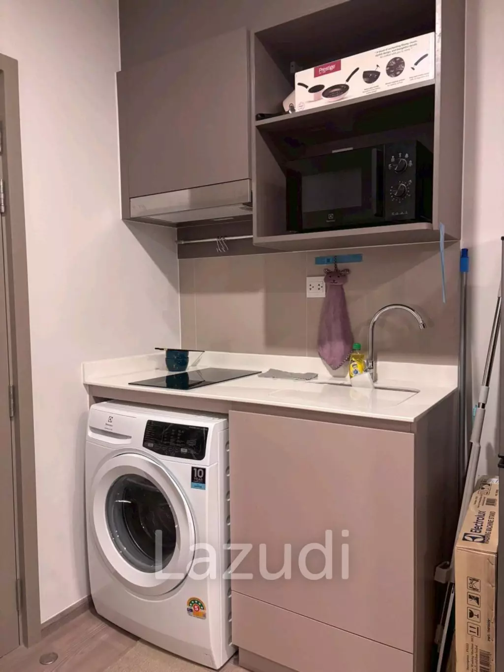 26.8 sqm modern condo on 14th floor at Aspire Sukhumvit-Rama 4