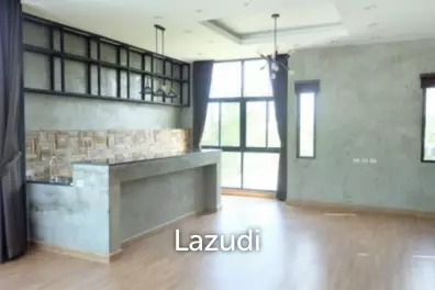 HUA HIN SEAVIEW VILLAS : 2 Storey Modern 3 Bed Villa only 150 meters from the beach.