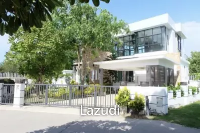 HUA HIN SEAVIEW VILLAS : 2 Storey Modern 3 Bed Villa only 150 meters from the beach.