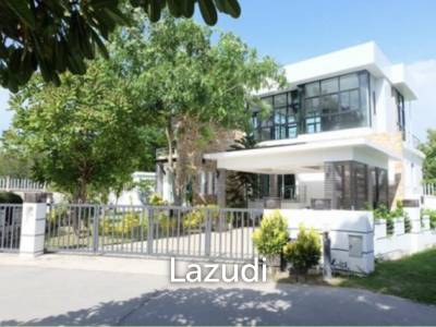HUA HIN SEAVIEW VILLAS : 2 Storey Modern 3 Bed Villa only 150 meters from the beach.