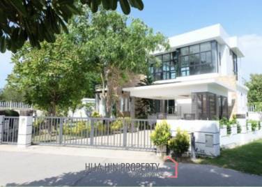 HUA HIN SEAVIEW VILLAS : 2 Storey Modern 3 Bed Villa only 150 meters from the beach.