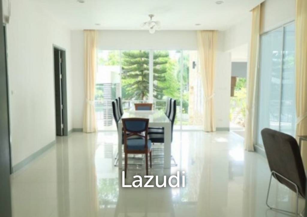 HUA HIN SEAVIEW VILLAS : 2 Storey Modern 3 Bed Villa only 150 meters from the beach.