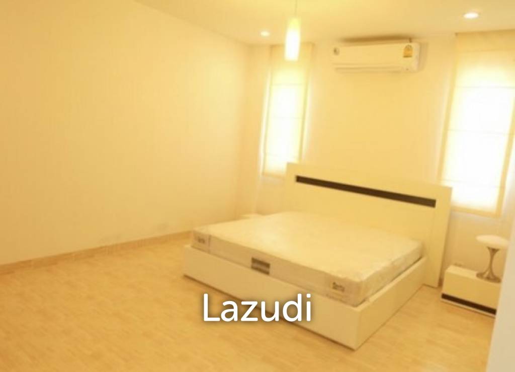 HUA HIN SEAVIEW VILLAS : 2 Storey Modern 3 Bed Villa only 150 meters from the beach.