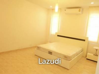HUA HIN SEAVIEW VILLAS : 2 Storey Modern 3 Bed Villa only 150 meters from the beach.
