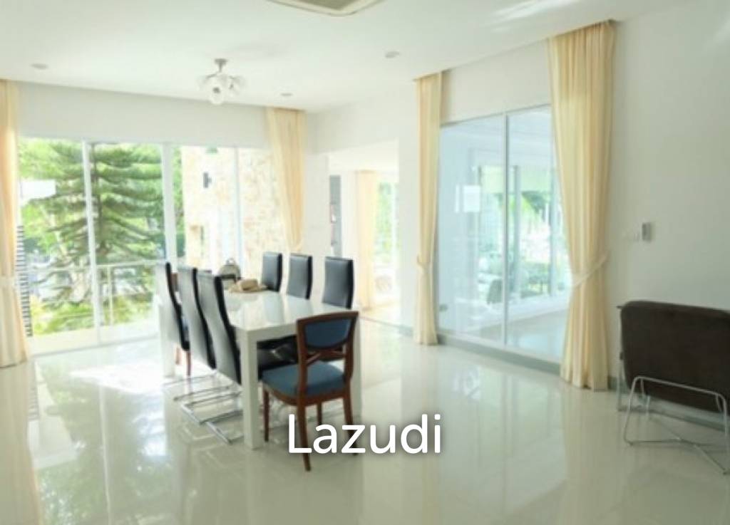 HUA HIN SEAVIEW VILLAS : 2 Storey Modern 3 Bed Villa only 150 meters from the beach.