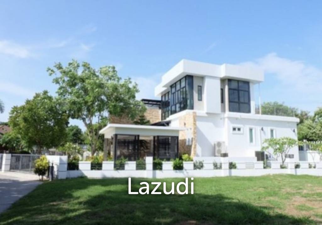 HUA HIN SEAVIEW VILLAS : 2 Storey Modern 3 Bed Villa only 150 meters from the beach.