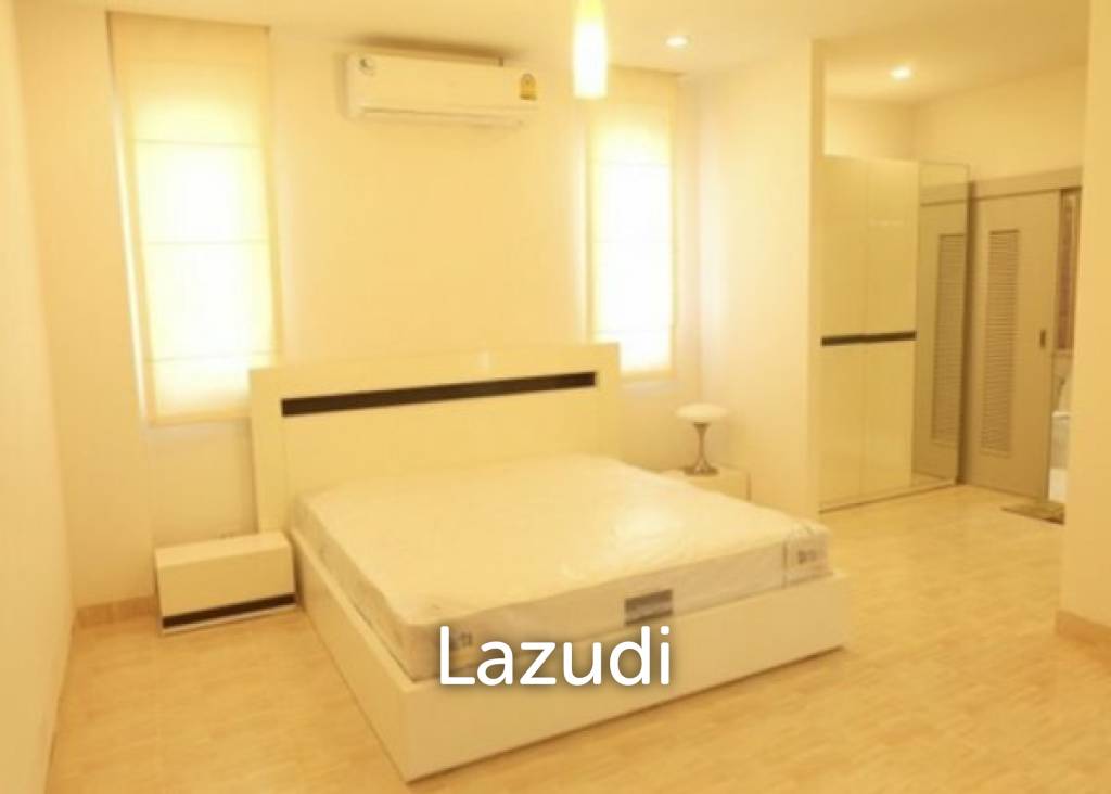 HUA HIN SEAVIEW VILLAS : 2 Storey Modern 3 Bed Villa only 150 meters from the beach.