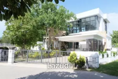 HUA HIN SEAVIEW VILLAS : 2 Storey Modern 3 Bed Villa only 150 meters from the beach.