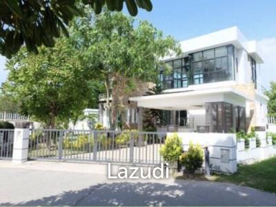 HUA HIN SEAVIEW VILLAS : 2 Storey Modern 3 Bed Villa only 150 meters from the beach.