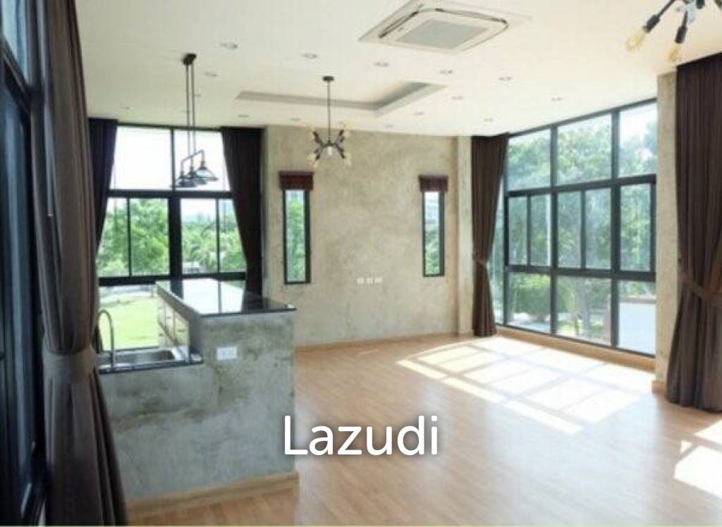 HUA HIN SEAVIEW VILLAS : 2 Storey Modern 3 Bed Villa only 150 meters from the beach.