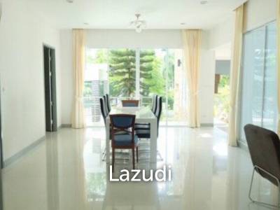 HUA HIN SEAVIEW VILLAS : 2 Storey Modern 3 Bed Villa only 150 meters from the beach.
