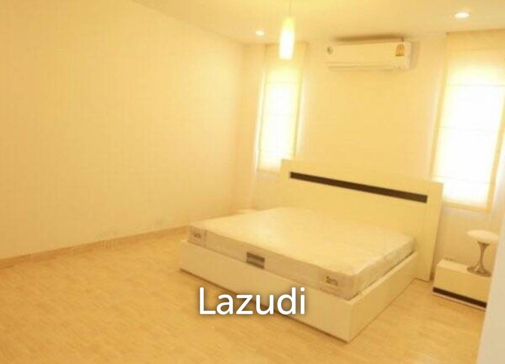 HUA HIN SEAVIEW VILLAS : 2 Storey Modern 3 Bed Villa only 150 meters from the beach.