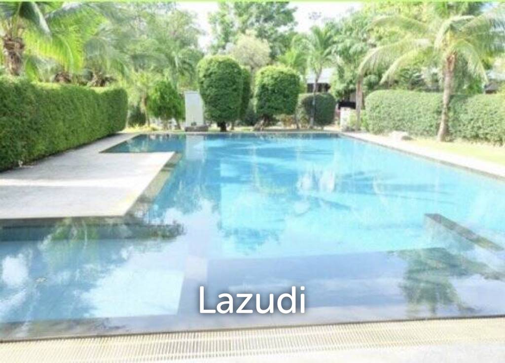 HUA HIN SEAVIEW VILLAS : 2 Storey Modern 3 Bed Villa only 150 meters from the beach.