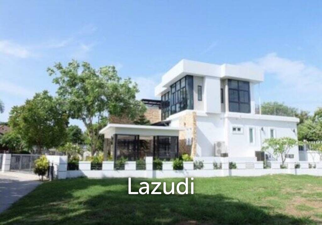 HUA HIN SEAVIEW VILLAS : 2 Storey Modern 3 Bed Villa only 150 meters from the beach.