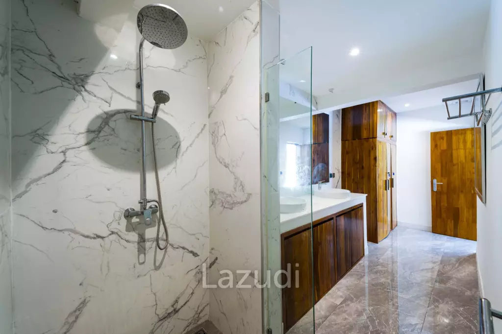 Ultra-Modern 7-Bedroom Sanctuary in Palm Hills Golf Club