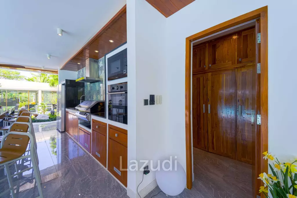 Ultra-Modern 7-Bedroom Sanctuary in Palm Hills Golf Club