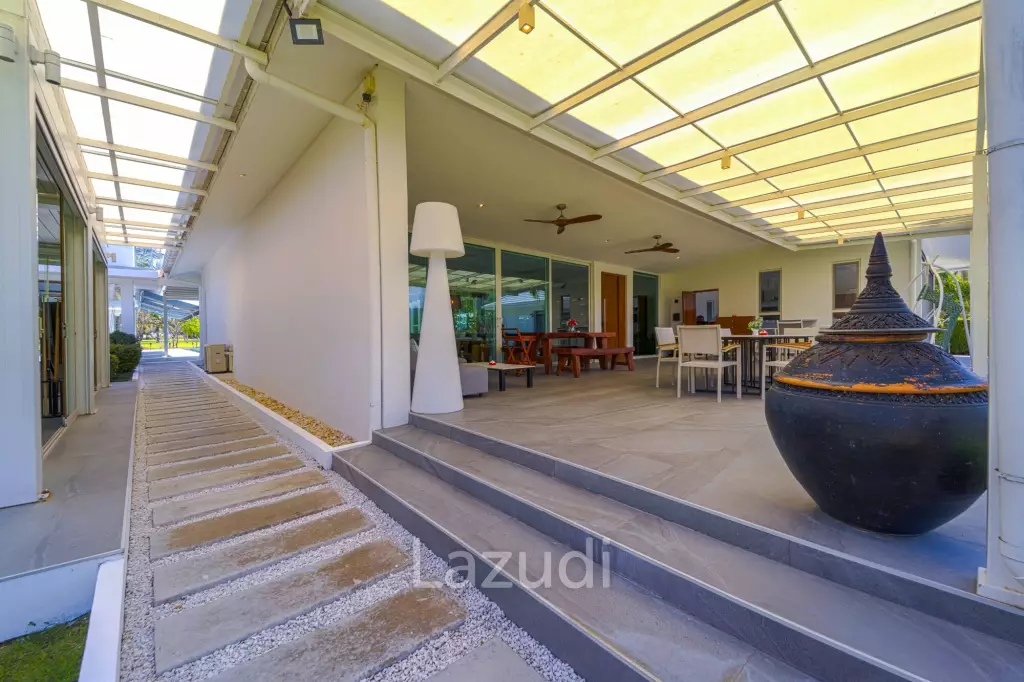 Ultra-Modern 7-Bedroom Sanctuary in Palm Hills Golf Club