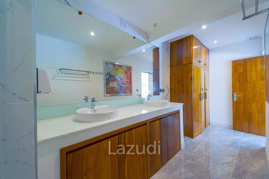 Ultra-Modern 7-Bedroom Sanctuary in Palm Hills Golf Club
