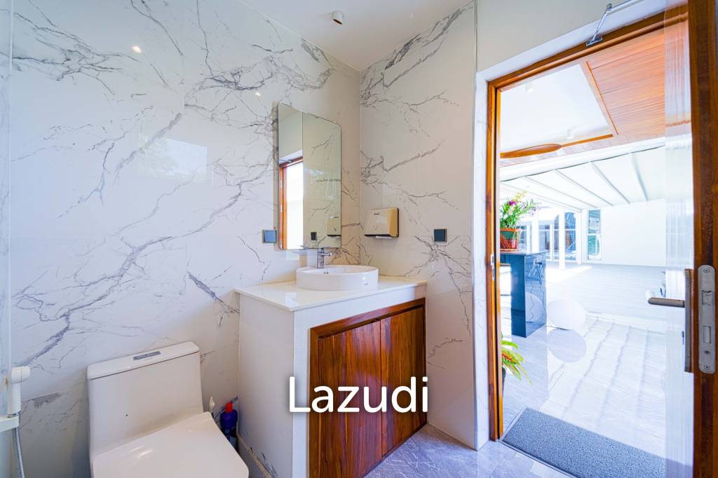 Ultra-Modern 7-Bedroom Sanctuary in Palm Hills Golf Club