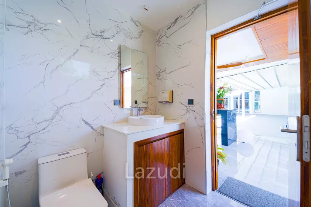 Ultra-Modern 7-Bedroom Sanctuary in Palm Hills Golf Club