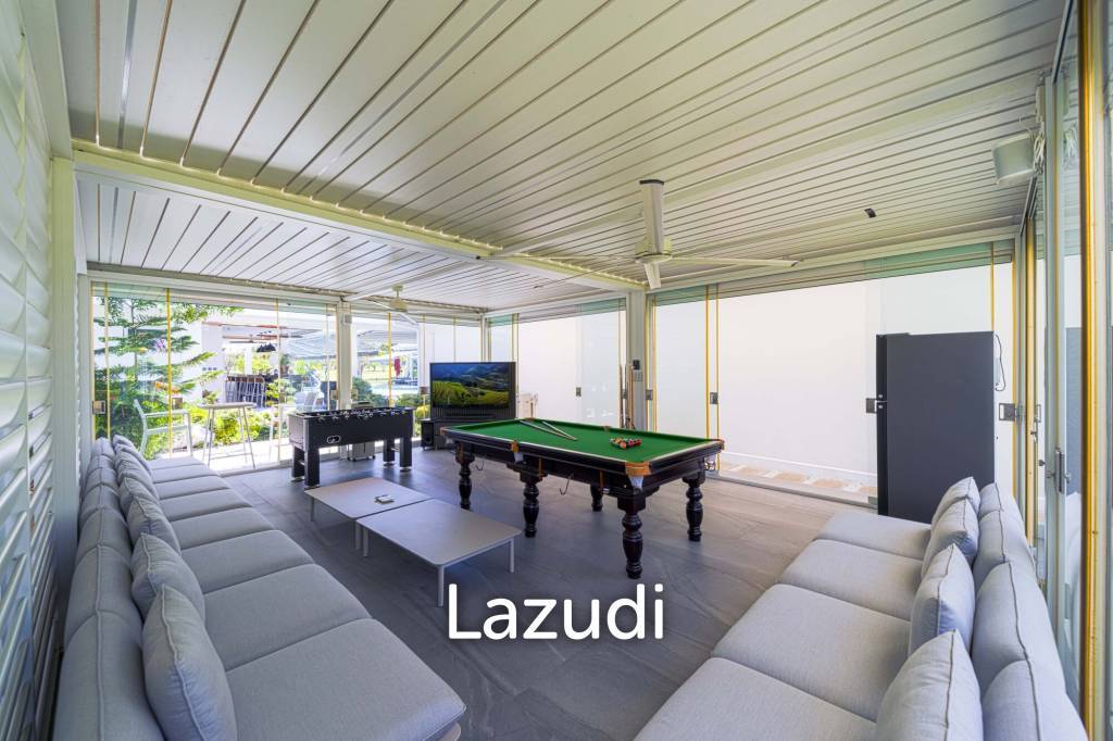 Ultra-Modern 7-Bedroom Sanctuary in Palm Hills Golf Club