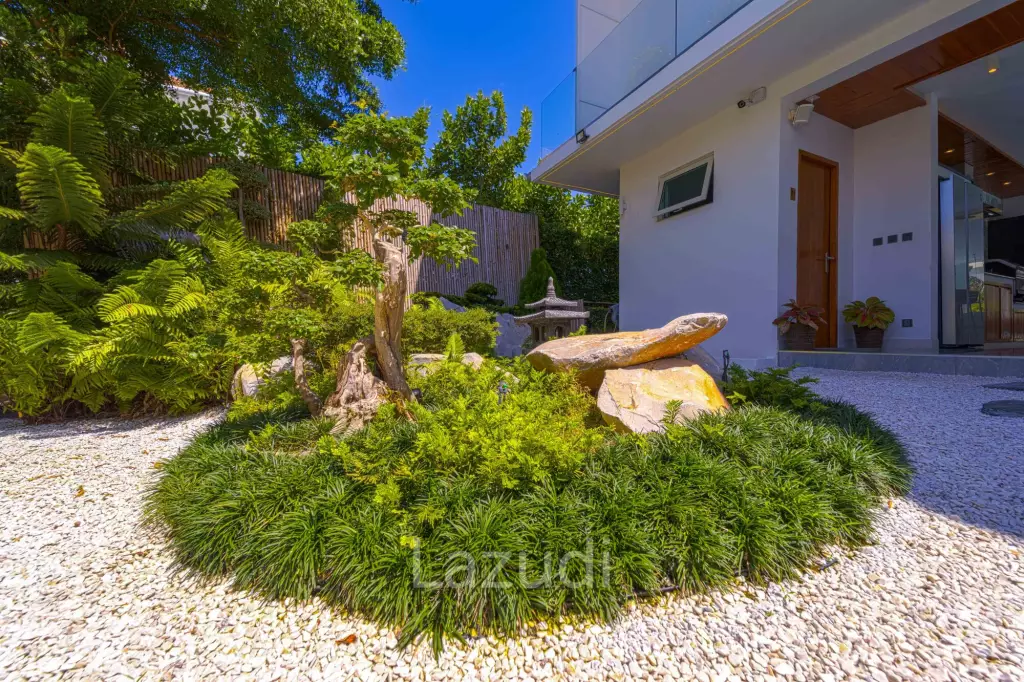 Ultra-Modern 7-Bedroom Sanctuary in Palm Hills Golf Club