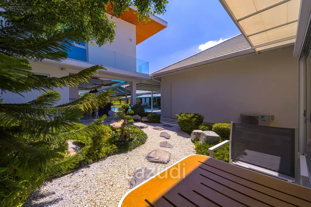 Ultra-Modern 7-Bedroom Sanctuary in Palm Hills Golf Club