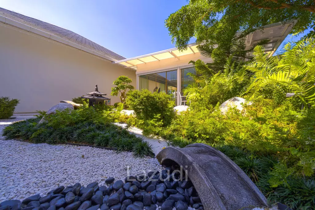 Ultra-Modern 7-Bedroom Sanctuary in Palm Hills Golf Club