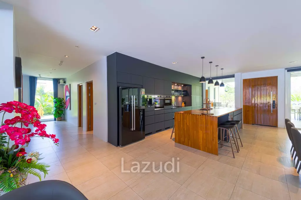 Ultra-Modern 7-Bedroom Sanctuary in Palm Hills Golf Club