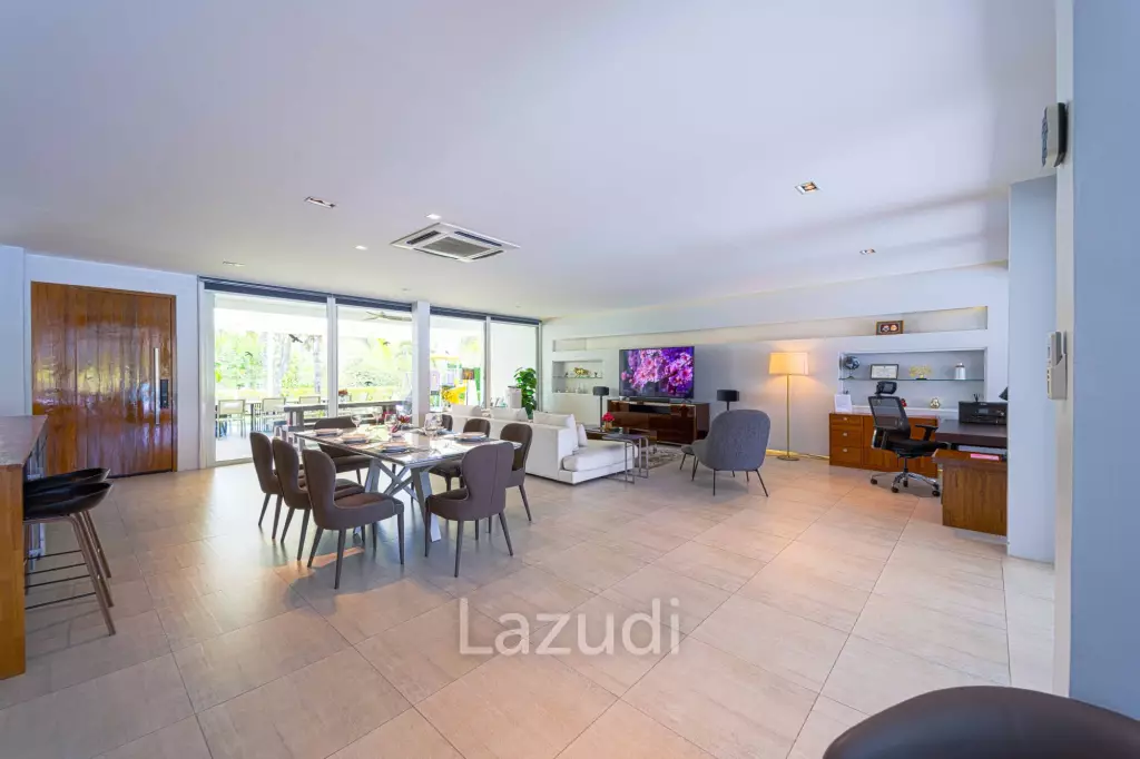 Ultra-Modern 7-Bedroom Sanctuary in Palm Hills Golf Club