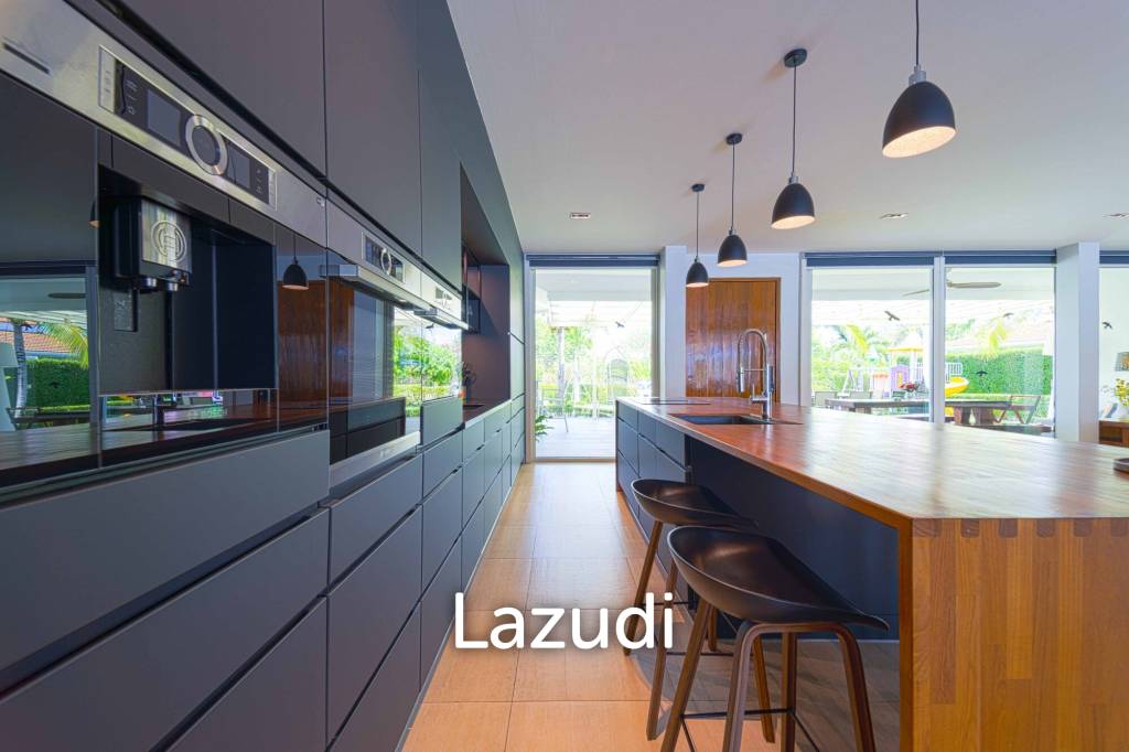 Ultra-Modern 7-Bedroom Sanctuary in Palm Hills Golf Club