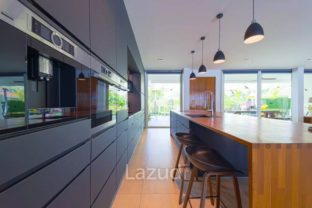 Ultra-Modern 7-Bedroom Sanctuary in Palm Hills Golf Club