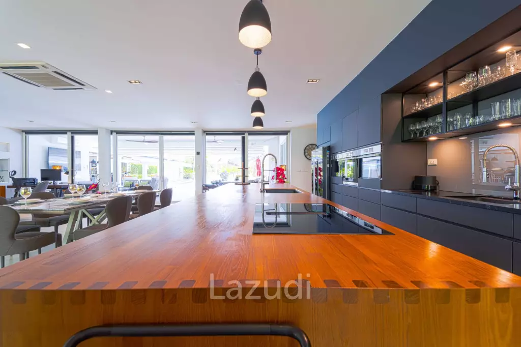 Ultra-Modern 7-Bedroom Sanctuary in Palm Hills Golf Club