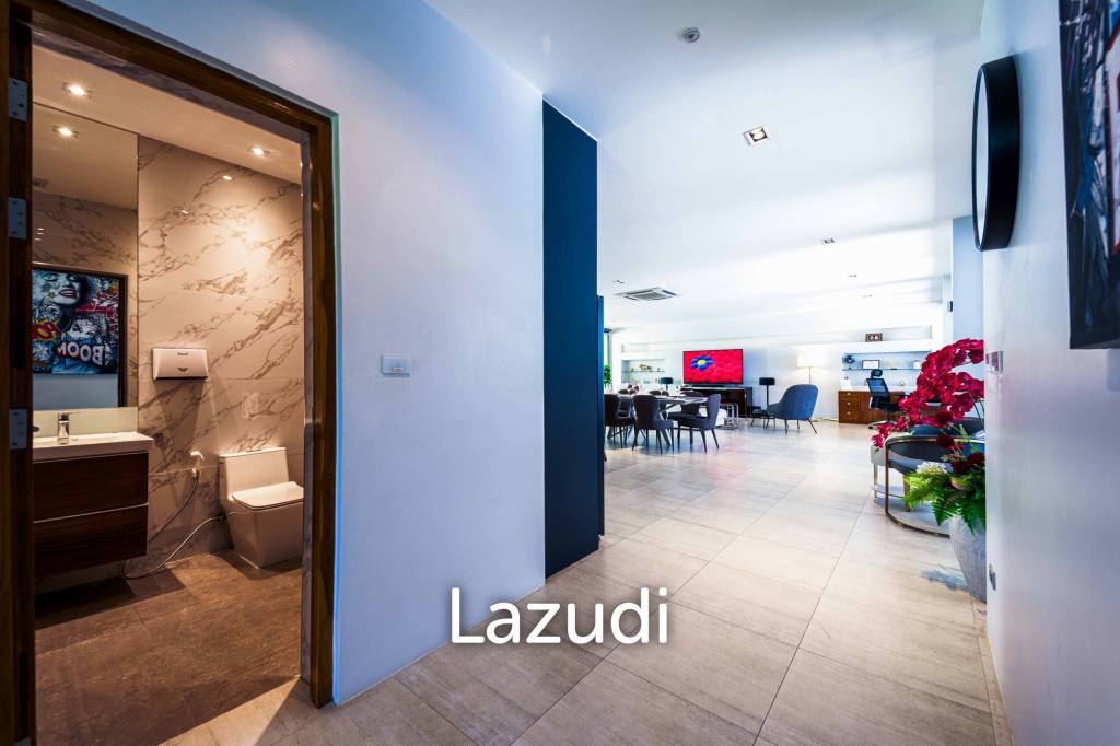Ultra-Modern 7-Bedroom Sanctuary in Palm Hills Golf Club