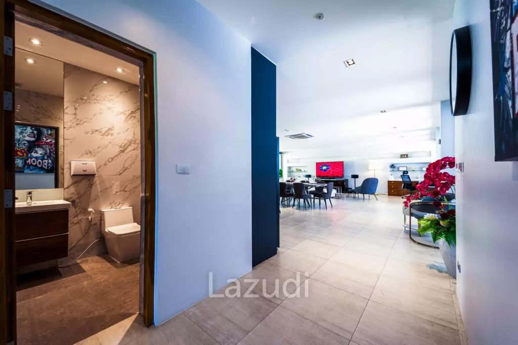 Ultra-Modern 7-Bedroom Sanctuary in Palm Hills Golf Club