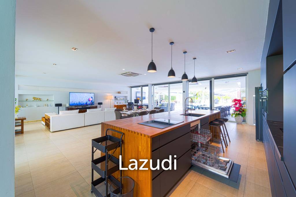 Ultra-Modern 7-Bedroom Sanctuary in Palm Hills Golf Club
