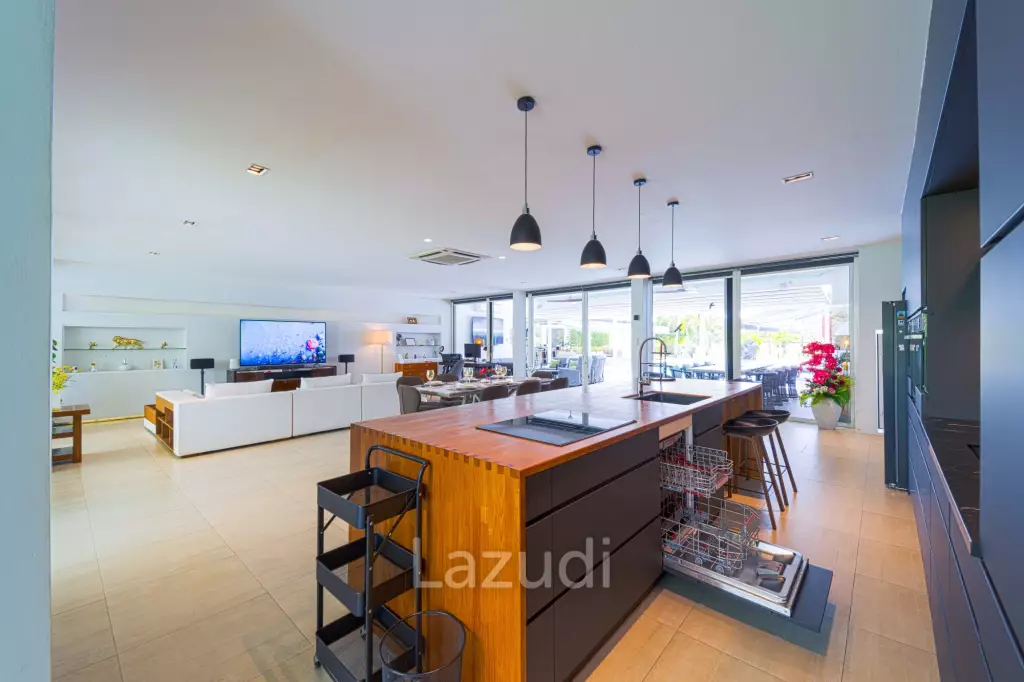 Ultra-Modern 7-Bedroom Sanctuary in Palm Hills Golf Club