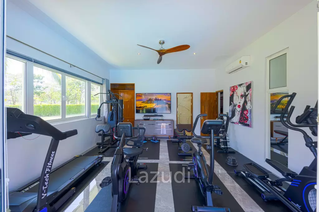 Ultra-Modern 7-Bedroom Sanctuary in Palm Hills Golf Club