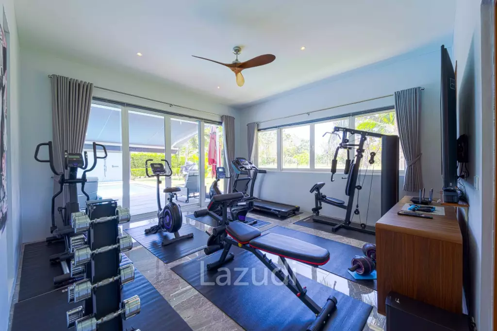 Ultra-Modern 7-Bedroom Sanctuary in Palm Hills Golf Club