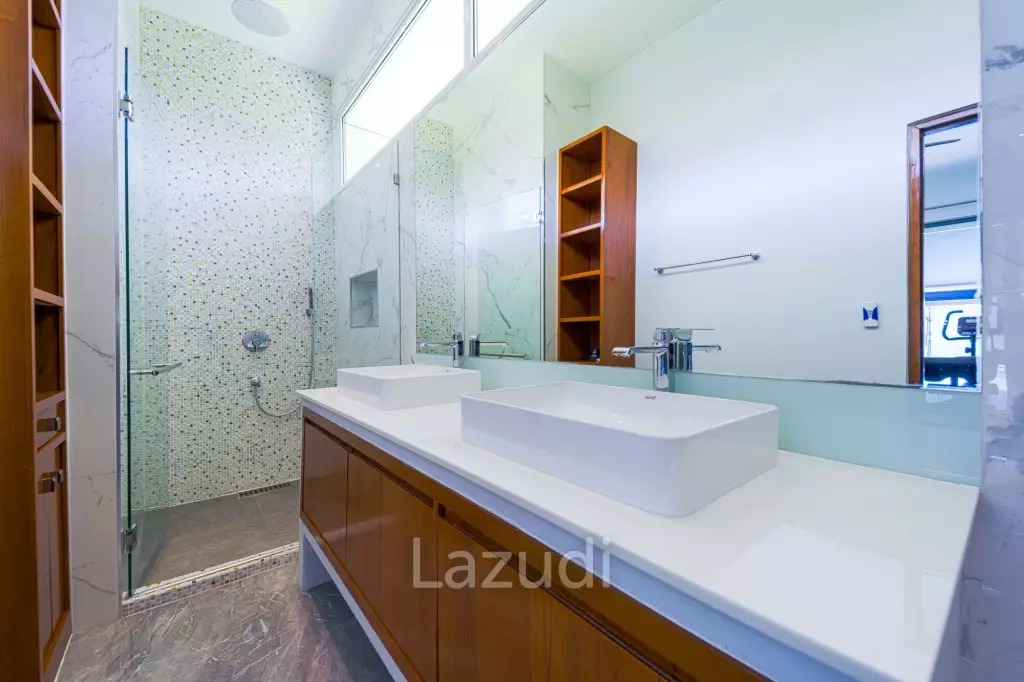 Ultra-Modern 7-Bedroom Sanctuary in Palm Hills Golf Club