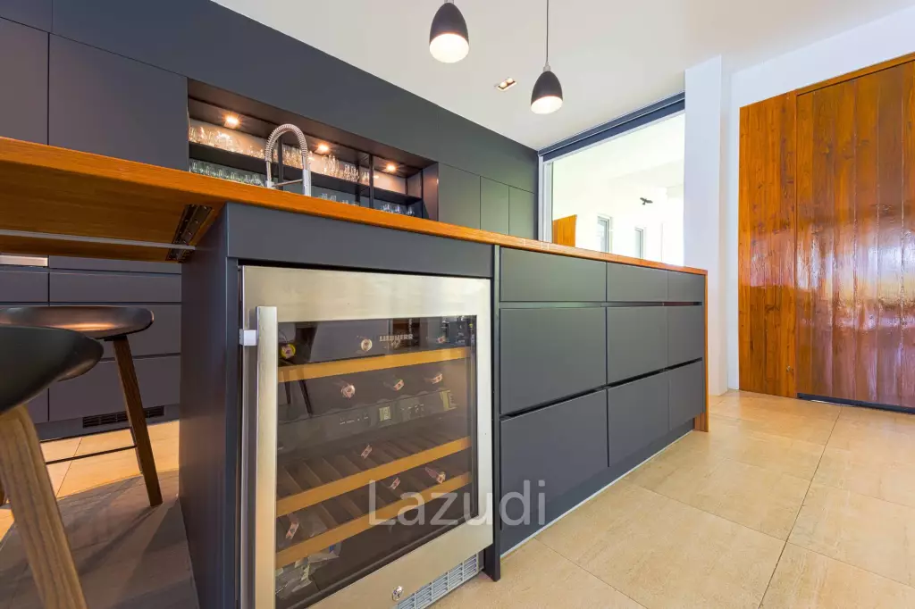 Ultra-Modern 7-Bedroom Sanctuary in Palm Hills Golf Club